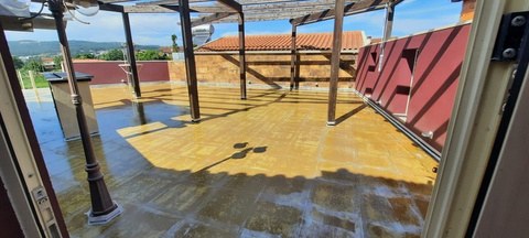 Primeira camada, ainda amarela, espalhada por todo o terraço