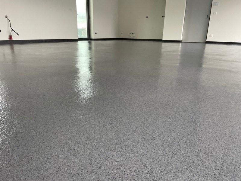 Pavimento em epóxi com quartzo colorido, num espaço amplo
