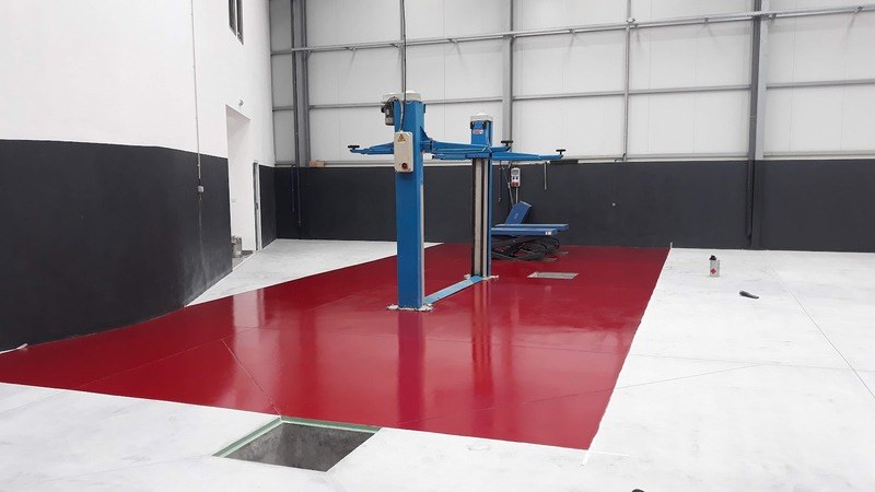 Zona de elevador de automóveis, com o pavimento pintado a vermelho