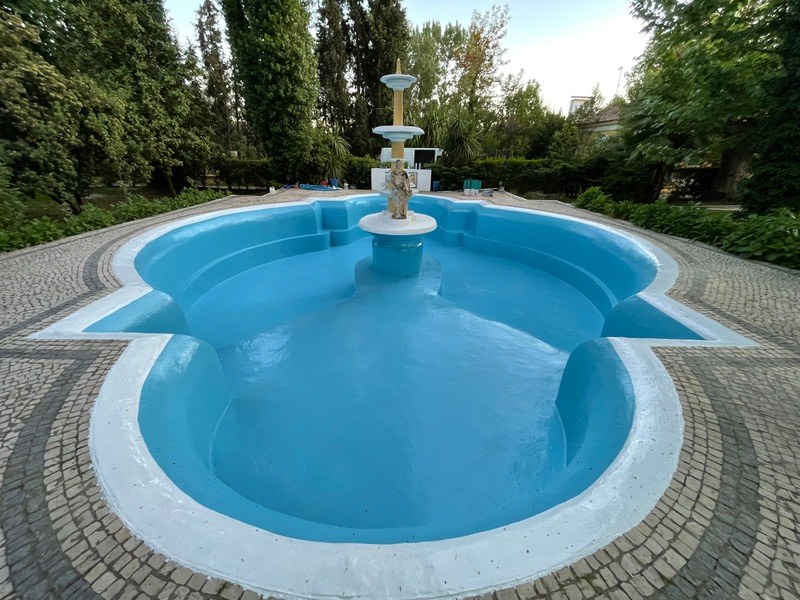 Piscina com fonte ao centro, impermeabilizada e cheia