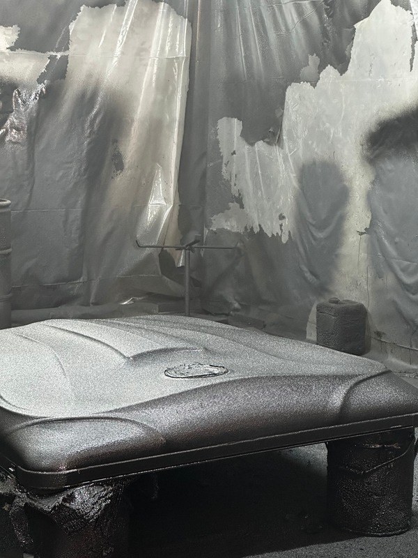 Tampa de spa revestida a poliureia texturada, dentro de uma cabine